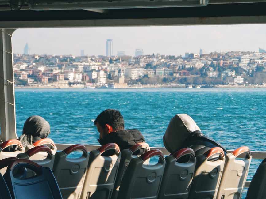 Akdeniz feribotu ile bir limana yaklaşan yolcular