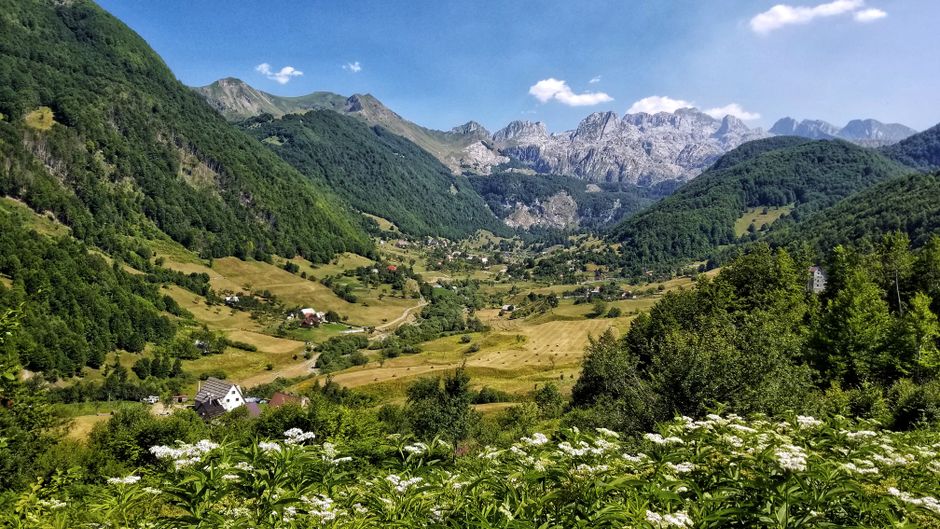 Balkan köy konaklaması için geleneksel ev önündeki yol manzarası