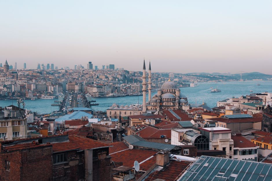 Bütçe için seyahat planı yapan bir yolcu İstanbul'da not alıyor