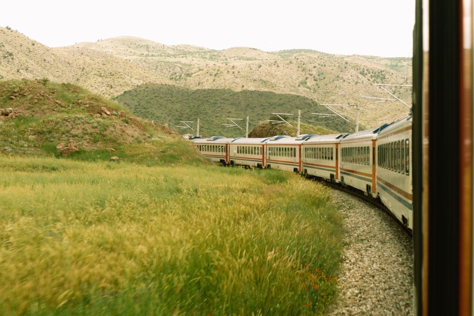 Kamp yapan gezginler göl kenarında kamp kuruyor