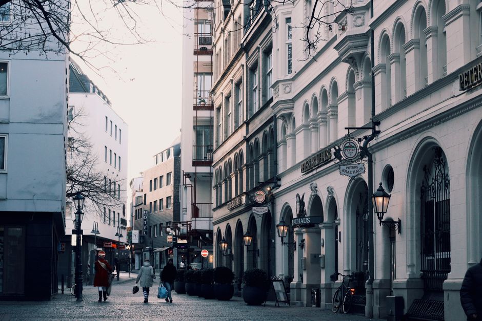 Köln'de Dom ve nehir manzarasıyla tarihi şehir merkezinin görünümü