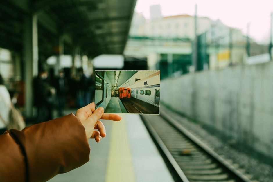 Otomobilsiz, tren ve uçak karşılaştırması yapan bir yolcu