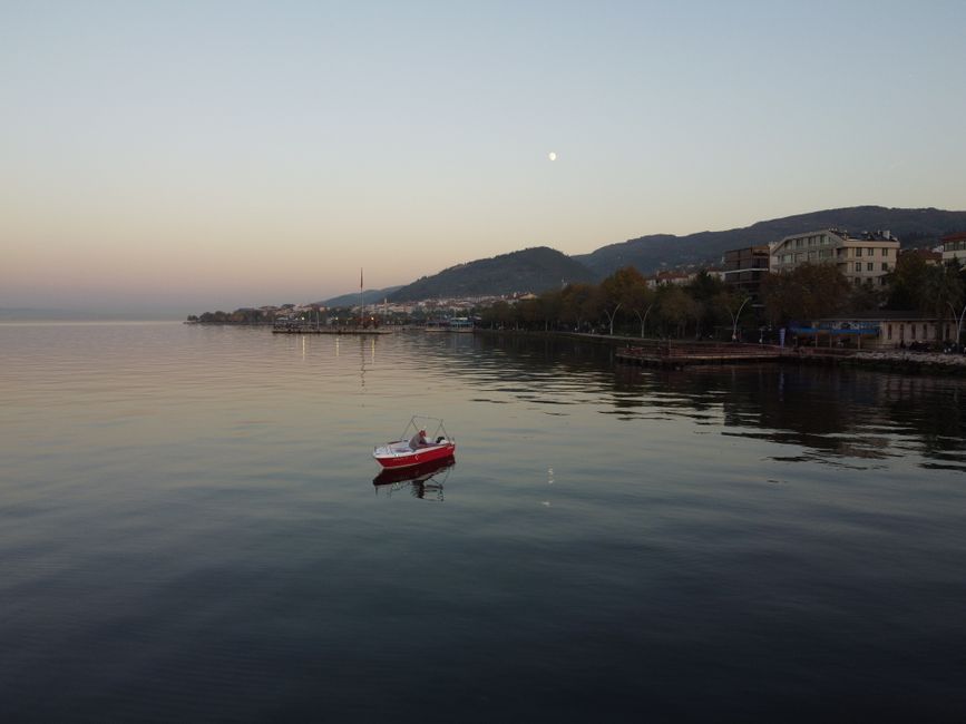 Sapanca göl kenarında doğa yürüyüşü yapan ziyaretçiler