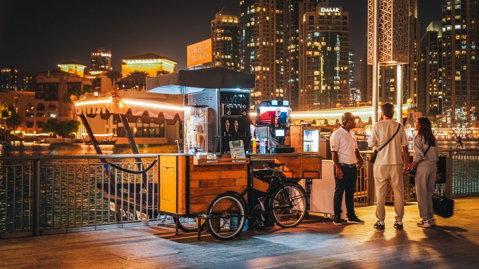 Sokak lezzetlerini keşfeden turistler Dubai'de