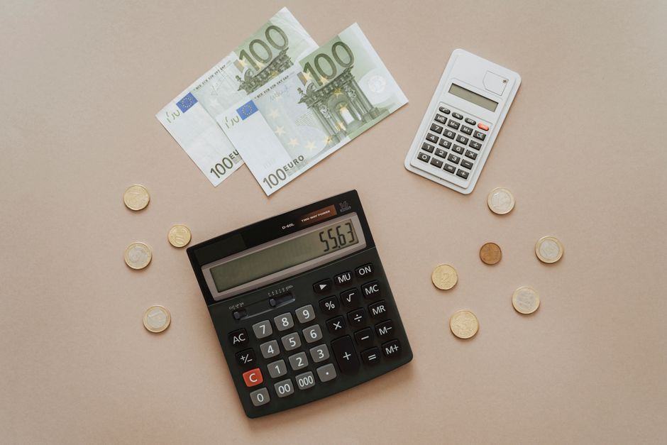 Avrupa seyahati için bütçe planlamasını gösteren tablo ve notlar