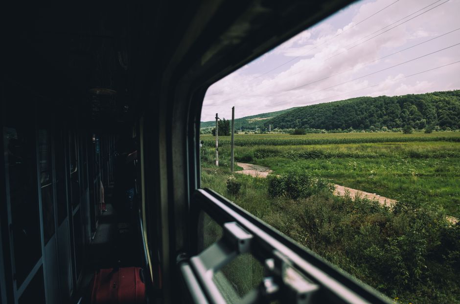 İstanbul'dan Avrupa yolculuğunu betimleyen tren yolculuğu manzarası