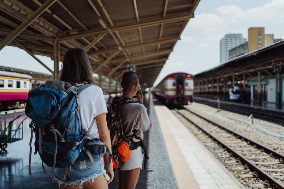 İstasyonda tren bekleyen yolcular
