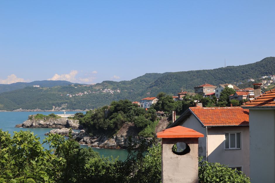Karadeniz kıyısında köy manzarası ve liman görüntüsü