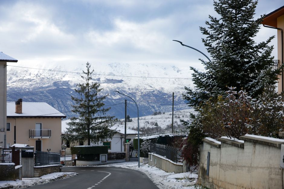 Kış mevsiminde Doğu Anadolu köy yolunda karla kaplı bir yol ve yol kenarı manzarası
