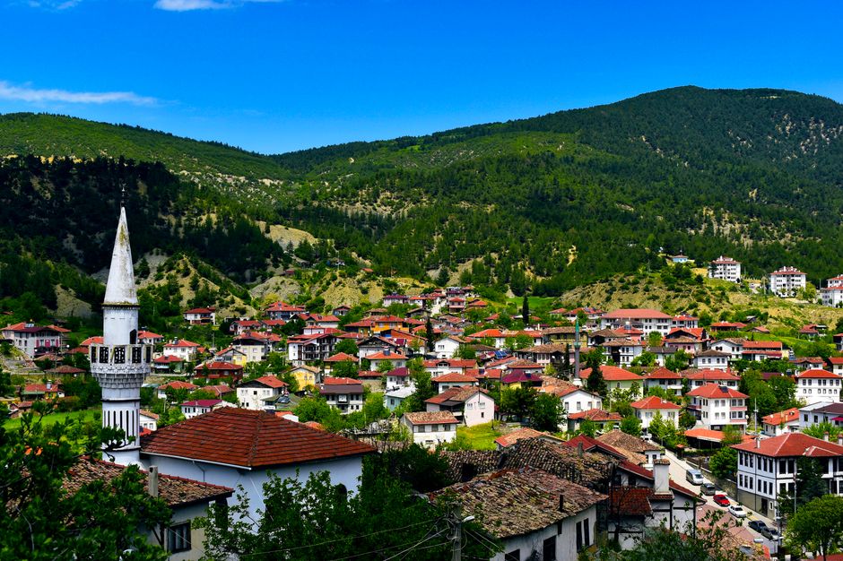 Köy konaklamasında misafirler ve doğal çevreyle iç içe bir manzara