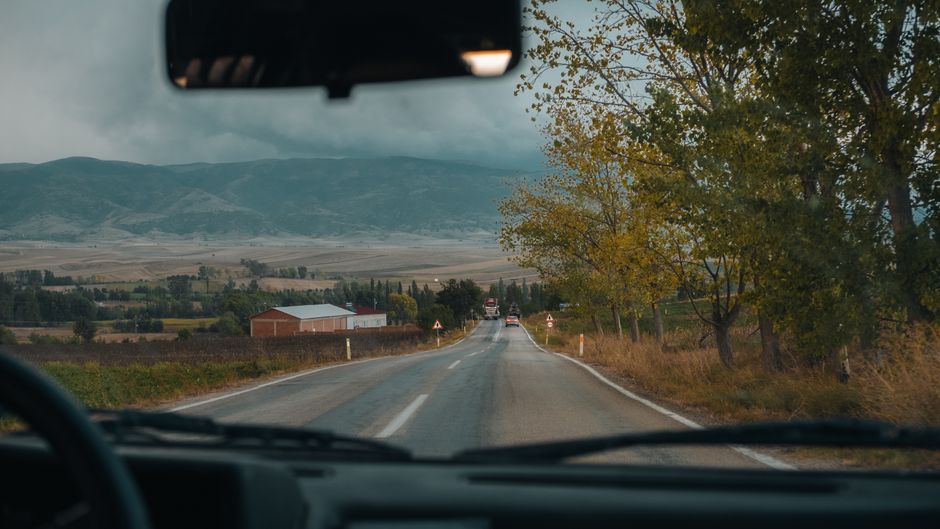 Köy yolunda arabayla seyahat ederken yeşil kırsal manzara