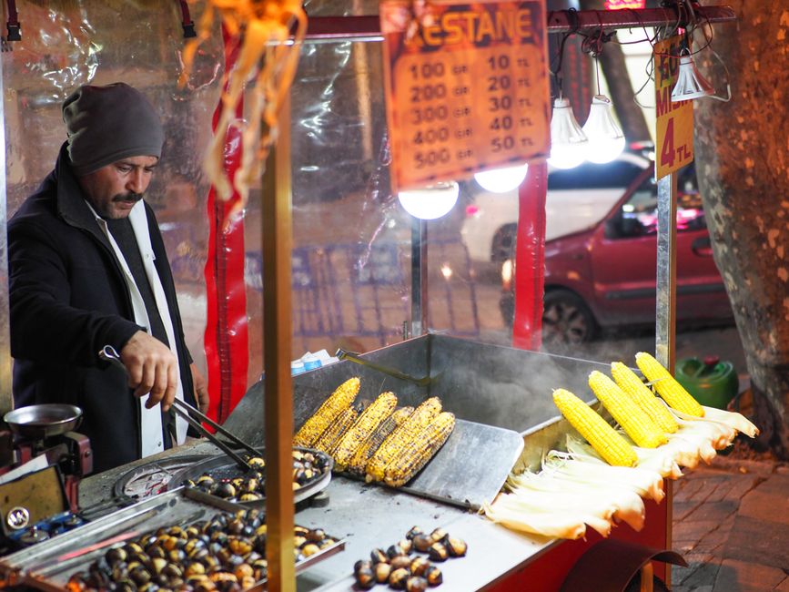 Sokak lezzetleri satan stantta simit ve çay görüntüsü
