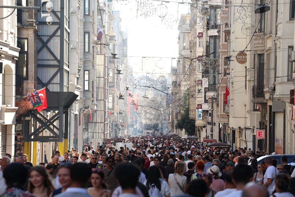 Turist yürüyüş yaparken İstanbul sokaklarında gezinti yapıyor
