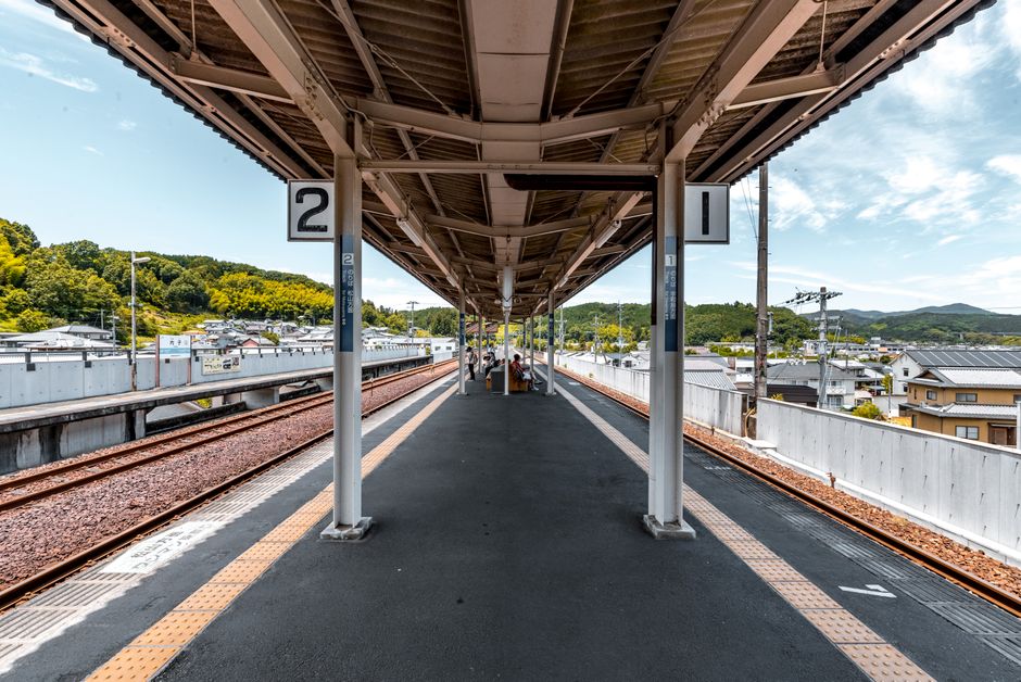 Türkiye'deki tren istasyonu platformu ve yolcular