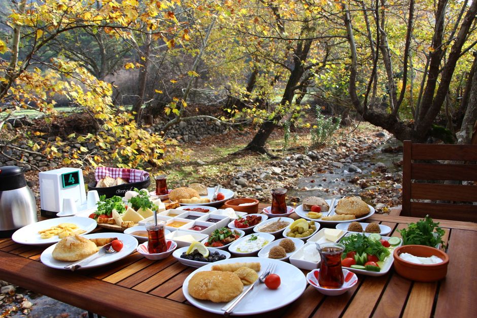 Yerel lezzetler ve doğal manzaranın birleştiği fotoğraf