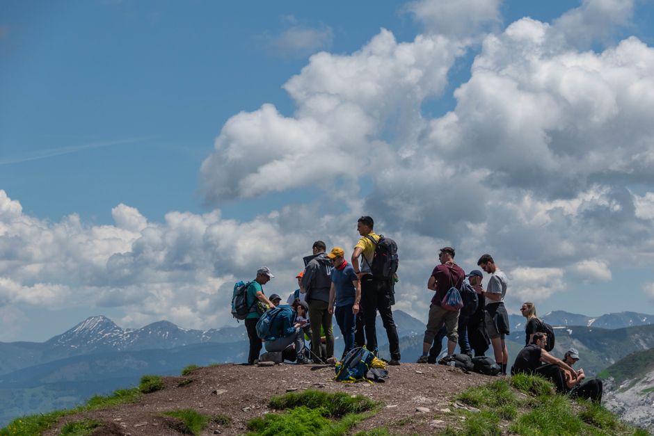 Balkan dağlarında sırt çantalı gezginler