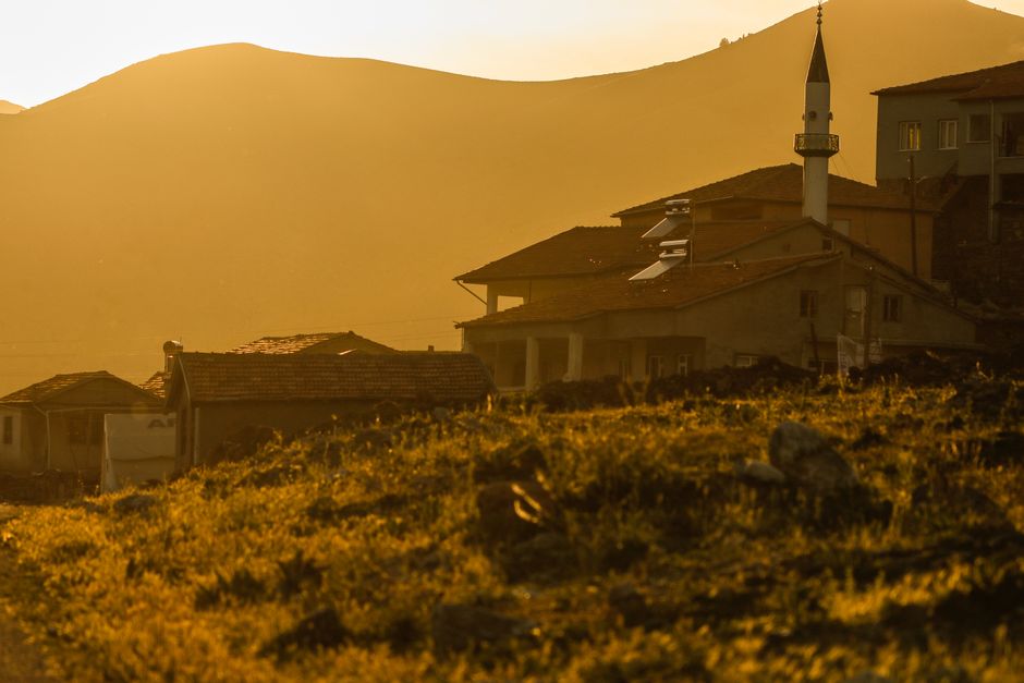 Dağ köyünde sabah ışığıyla otantik mimariyi çeken fotoğrafçı