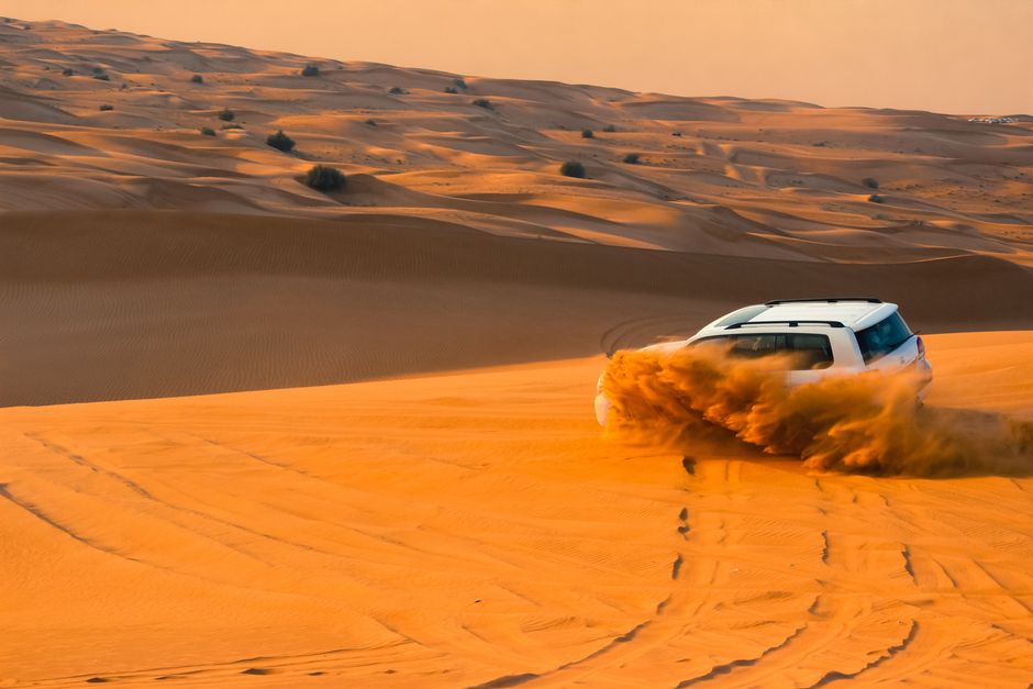 Dubai çöl safarisi rezervasyonunu gösteren turistler.