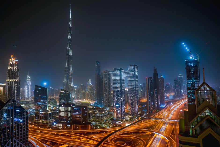 Dubai şehir silueti gece ışıklarıyla büyüleyici manzara.