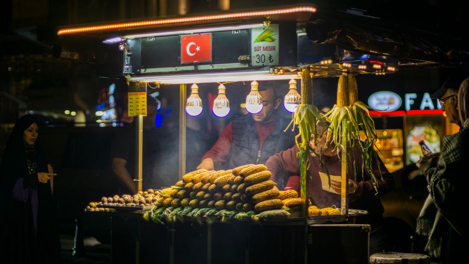 Güneydoğu Anadolu sokak lezzetlerini deneyimleyen gezginin kadrajı