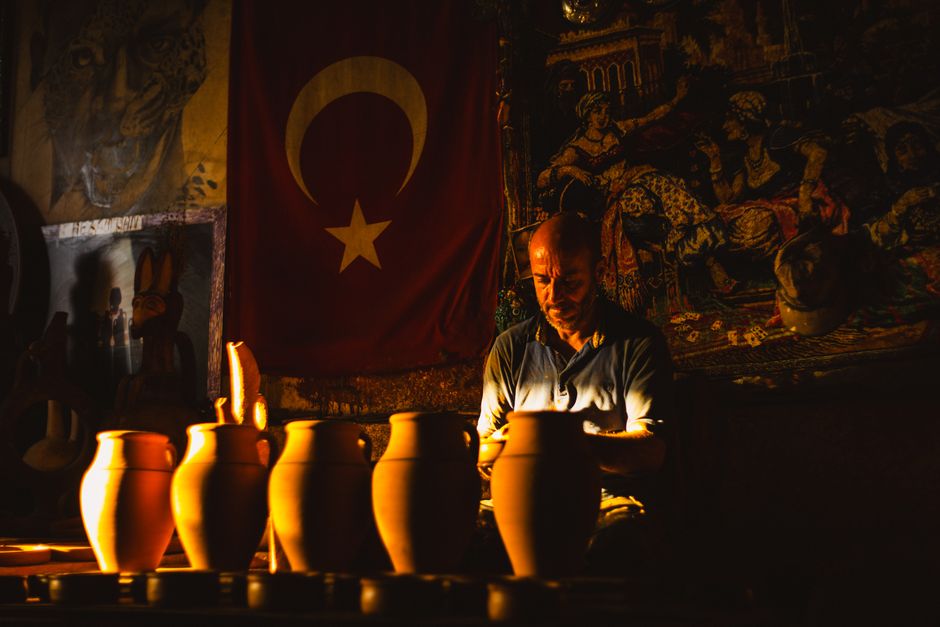 İstanbul'dan hareket eden gezgin köy atölyesinde el sanatları çalışması yapan bir usta