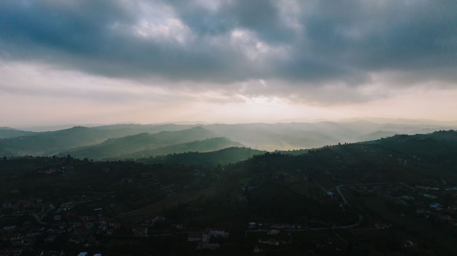 Sabah erken ışığında köy yolunda fotoğraf çeken gezgin fotoğrafçı