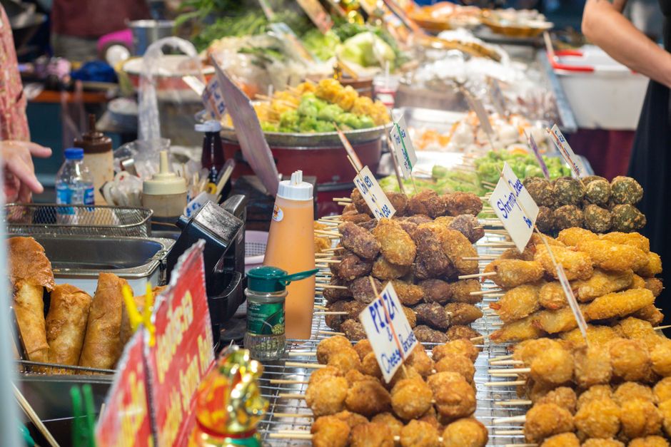 Sokak lezzetleri tatarken bir gezgin