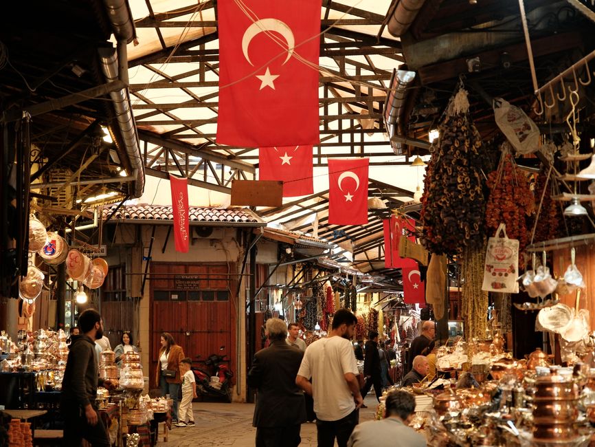 Yerel kültürel pazar deneyimi ve renkli tezgahlar